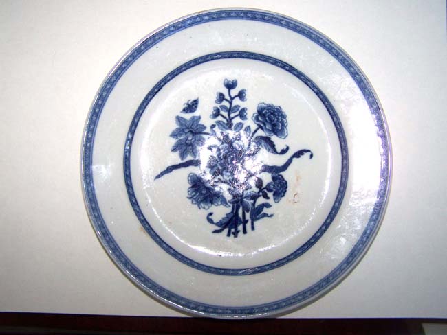 An 18th century Chinese Export Porcelain 9" Dinner Plate circa 1760